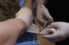Медики рятують поранених захисників на стабпункті на Донеччині