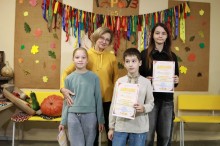 Вихованці Донецького Палацу молоді «Юність», разом із керівницею, під час Гарбуз-Фесту