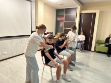 Спільне фото юних рятівників "Школи безпеки" з військовими та організаторами у Дніпрі після тренінгового заняття.