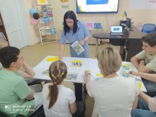 Діти Курахівської громади створюють лепбуки до Дня Конституції України під час пізнавального заходу в освітній локації у Дніпрі.