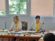 Двоє фахівців Служби зайнятості сидять за столом
