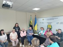 Координаторка діяльності обласного освітнього хабу презентує результати роботи учасникам тренінгу та членам робочої групи
