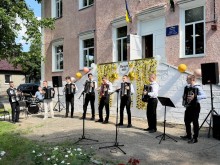 Виступ ансамблю юнаків-акордеоністів та барабанщика просто неба перед входом до будівлі