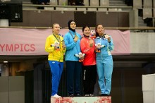Українська спортсменка разом з суперницями тримає медалі