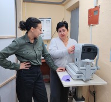 Наталія Адамова та Соня Нагапетян оглядають обладнання для вимірювання зору