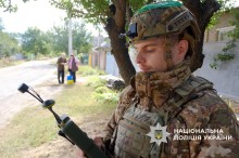Поліцейський через прибори слідкує за іорожими дронами