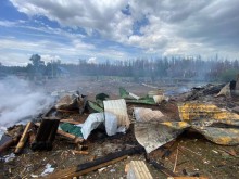 Зруйноване житло та уламки металочерепиці на місці російського обстрілу.