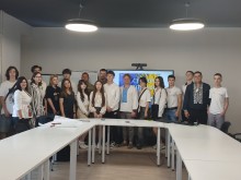 Групове фото учнів та організаторів уроку «Донеччина – форпост незламної країни».