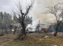 Зруйнований будинок та подвір'я після ворожого удару