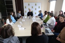 Вадим Філашкін та учні і викладачі мистецьких шкіл Донеччини, які тримають подаровані сертифікати на стипендії