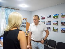 ⁠⁠Заступник голови Донецької ОДА Олександр Шевченко розмовляє з працівницею осередку «З Бахмутом у серці. Львів»