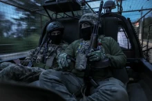 Українські військові на автівці