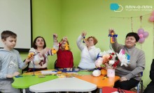 Учасники проєкту "Пліч-о-пліч", діти та педагоги, під час виготовлення ляльок-мотанок