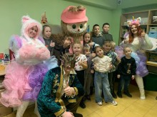 Діти граються разом з аніматорами