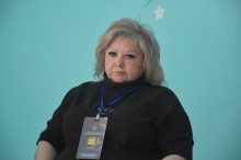 Токарева Олена,
Директор департаменту соціального захисту населення. Уважно дивиться та слухає.
