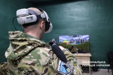 Поліцейський на тренажері тренується збивати дрони