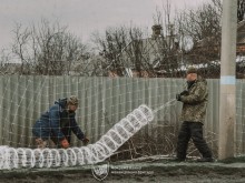 Бійці 4-ї механізованої бригади зводять антидронові сітки над населеним пунктом Донеччини