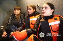 Евакуювані мешканці Карпівки у броньованому автомобілі.