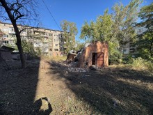 Пошкоджені будинки та зруйнований гараж після ворожого обстрілу