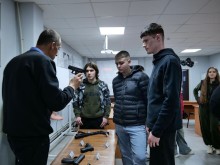 Демонстрація зброї для молоді