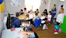 Діти за столом смакують тортом