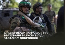 Військовий несе бабусю на руках