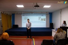 Спікер виступає перед аудиторією із лекцією про інтерактивні методики вивчення іноземних мов під час заходу "Дні кар'єри ЄС-2025"