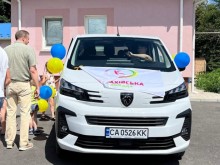 Мінівен PEUGEOT біля будинку родини