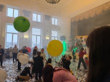 Діти грають у залі з повітряними кульками