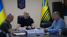 Вадим Філашкін, Юрій Винокуров та Сергій Боєвський на нараді обговорюють ситуацію з комунальними підприємствами області.