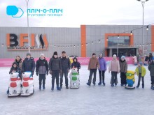 Спільне фото дітей та дорослих на льодовій арені.