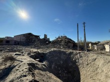 Вирва від російської авіабомби та зруйновані будинки