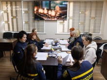 Психологині проводять тренінгове заняття для співробітниць ДСНС Донеччини.