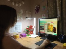 Учасниця зустрічі дивиться на падлет-дошку