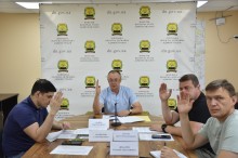 Учасники комісії голосують за важливі питання.