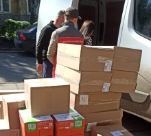 Працівники Центру надання соціальних послуг Білозерської міської ради отримують канцелярські товари надані БО «БФ «Стабілізейшен Суппорт Сервісес»