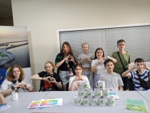 Учасники проєкту позують з чашками, демонструючи, що сублімація власної чашки цікавий та захопливий процес в рамках проєкту "ЕКОстарт можливий для кожного!"
