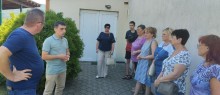 Переміщені особи та представники Служби зайнятості під час візиту на швейну фабрику «ТРІО» на Закарпатті.