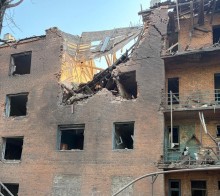 Зруйнована багатоповерхівка після ворожої атаки