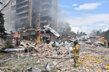 Рятувальники гасять пожежу та розбирають завали після ворожого обстрілу