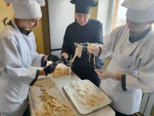 Учні Торецького професійного ліцею готують страви під час проходження виробничої практики