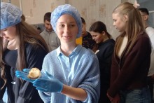 Учениця демонструє свій кулінарний виріб