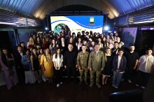 Вадим Філашкін та випускники Донеччини під час святкової церемонії