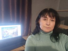 Фахівчиня музею Марина Глушко біля ноутбука з презентацією