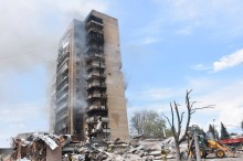Пожежа в пошкодженому ворожим обстрілом будинку