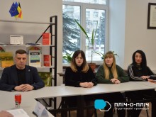 Учасники зустрічі сидять за столом