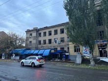 Пошкоджені будинки та крамниці після ворожолго удару