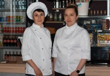 Тетяна Запорожець (праворуч) запросила на роботу мешканку з Добропілля, де вони працювали разом