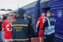 Представники служб та волонтери зустрічають евакуаційний потяг
