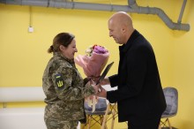 Вадим Філашкін нагороджує захисницю Донеччини